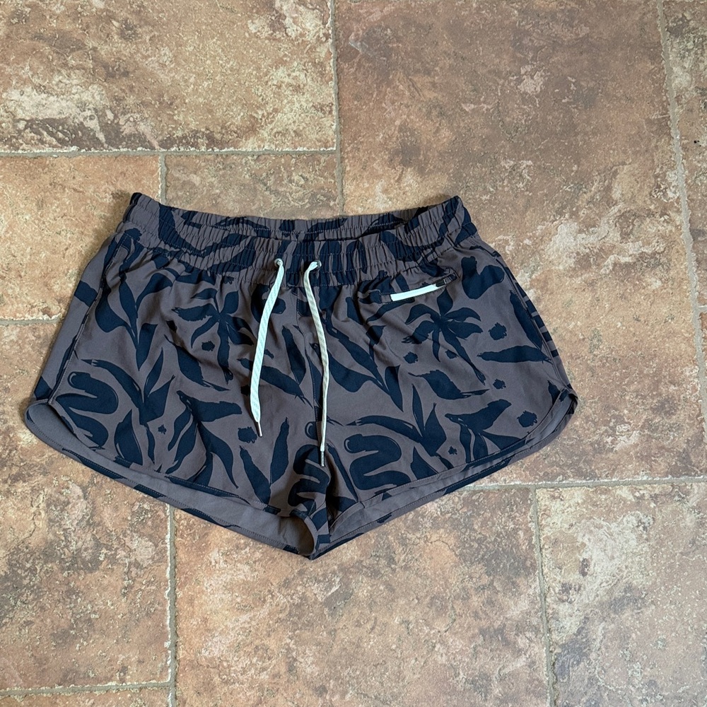 Vuori Clementine shorts 2.5” size XL excellent condition